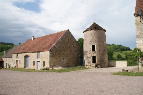 Demeure historique PRECY-SOUS-THIL composée de 15 pièces (390 m²) et 950 m² de dépendances
