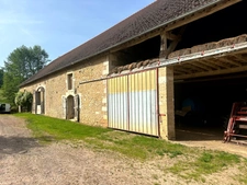 ENSEMBLE DE GRANGES ET TERRES – PLUS DE 7 HECTARES – ENTRE POUILLY-EN-AUXOIS ET SAULIEU