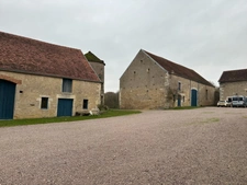 Historic residence PRECY-SOUS-THIL comprising 15 rooms (390 m²) and 950 m² of outbuildings