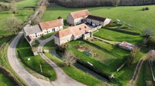 Historic residence PRECY-SOUS-THIL comprising 15 rooms (390 m²) and 950 m² of outbuildings