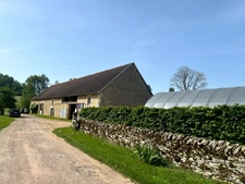 ENSEMBLE DE GRANGES ET TERRES – PLUS DE 7 HECTARES – ENTRE POUILLY-EN-AUXOIS ET SAULIEU