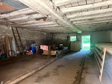 ENSEMBLE DE GRANGES ET TERRES – PLUS DE 7 HECTARES – ENTRE POUILLY-EN-AUXOIS ET SAULIEU