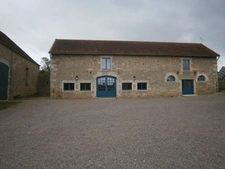 Historic residence PRECY-SOUS-THIL comprising 15 rooms (390 m²) and 950 m² of outbuildings
