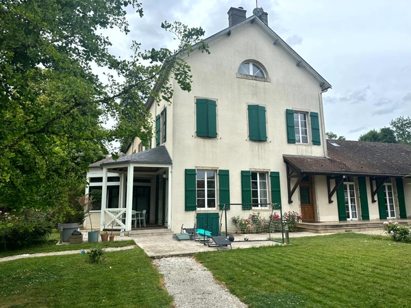 ELEGANTE PROPRIETE AVEC PISCINE, GÎTE INDÉPENDANT ET ESPACE PROFESSIONNEL – POUILLY-EN-AUXOIS CENTRE