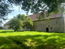 ENSEMBLE DE GRANGES ET TERRES – PLUS DE 7 HECTARES – ENTRE POUILLY-EN-AUXOIS ET SAULIEU