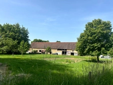 ENSEMBLE DE GRANGES ET TERRES – PLUS DE 7 HECTARES – ENTRE POUILLY-EN-AUXOIS ET SAULIEU