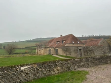 Historic residence PRECY-SOUS-THIL comprising 15 rooms (390 m²) and 950 m² of outbuildings