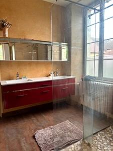 ELEGANTE PROPRIETE AVEC PISCINE, GÎTE INDÉPENDANT ET ESPACE PROFESSIONNEL – POUILLY-EN-AUXOIS CENTRE