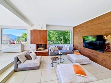 Exceptional villa with lake view, swimming pool and high-end amenities