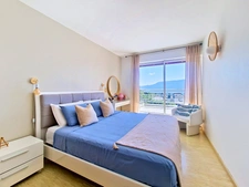 Exceptional villa with lake view, swimming pool and high-end amenities