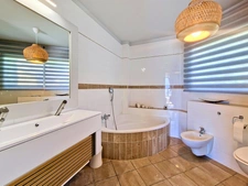 Exceptional villa with lake view, swimming pool and high-end amenities