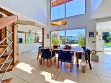 Exceptional villa with lake view, swimming pool and high-end amenities