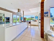 Exceptional villa with lake view, swimming pool and high-end amenities