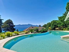Exceptional villa with lake view, swimming pool and high-end amenities