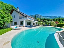 Exceptional villa with lake view, swimming pool and high-end amenities