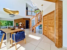 Exceptional villa with lake view, swimming pool and high-end amenities