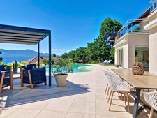 Exceptional villa with lake view, swimming pool and high-end amenities