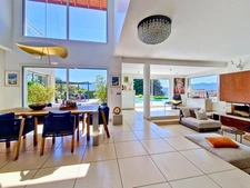 Exceptional villa with lake view, swimming pool and high-end amenities