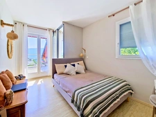 Exceptional villa with lake view, swimming pool and high-end amenities