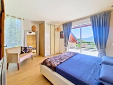 Exceptional villa with lake view, swimming pool and high-end amenities
