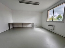 ÉVREUX (27) – RARE À LA LOCATION : BÂTIMENT D'ACTIVITÉ ET LOGISTIQUE DE 1 500 M² SUR TERRAIN PRIVATIF DE 3 679 M²
