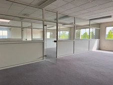 ÉVREUX (27) – RARE À LA LOCATION : BÂTIMENT D'ACTIVITÉ ET LOGISTIQUE DE 1 500 M² SUR TERRAIN PRIVATIF DE 3 679 M²