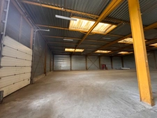 ÉVREUX (27) – RARE À LA LOCATION : BÂTIMENT D'ACTIVITÉ ET LOGISTIQUE DE 1 500 M² SUR TERRAIN PRIVATIF DE 3 679 M²