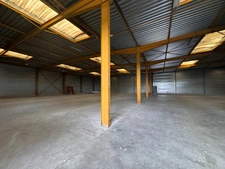 ÉVREUX (27) – RARE À LA LOCATION : BÂTIMENT D'ACTIVITÉ ET LOGISTIQUE DE 1 500 M² SUR TERRAIN PRIVATIF DE 3 679 M²