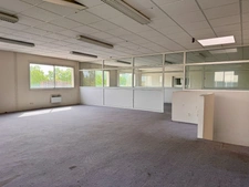 ÉVREUX (27) – RARE À LA LOCATION : BÂTIMENT D'ACTIVITÉ ET LOGISTIQUE DE 1 500 M² SUR TERRAIN PRIVATIF DE 3 679 M²