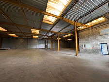 ÉVREUX (27) – RARE À LA LOCATION : BÂTIMENT D'ACTIVITÉ ET LOGISTIQUE DE 1 500 M² SUR TERRAIN PRIVATIF DE 3 679 M²