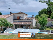 Maison en pierre à la campagne avec studio indépendant, piscine couverte et grand jardin.(47330)