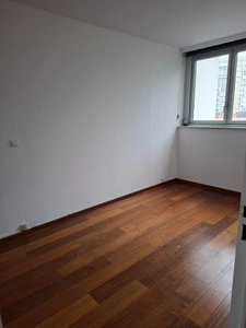 Un espace lumineux à façonner selon vos envies — rare 4 chambres au cœur de la vie urbaine.