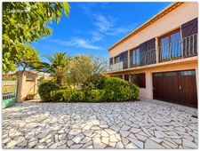 Large family villa of 204 m² with independent apartment, 2,178 m² plot suitable for a swimming pool and unobstructed views - Roujan (34320)