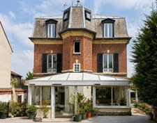 Maison de caractère 7 pièces sur 3 niveaux avec véranda, deux terrasses et terrain de 640 m²