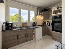 Appartement 2 pièces de 59 m², situé au 4ᵉ étage sans ascenseur.