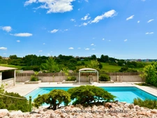 Villa méditerranéenne à vendre 5 pièces-JUVIGNAC (34)-197 m²utiles–3,4 chambres-sous-sol 182m2-garage double-Piscine 