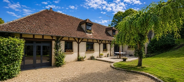 Élégante demeure de caractère avec piscine, dépendance et jardin paysager – Le Mesnil-Théribus (60240)