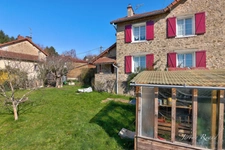 🌿 Maison familiale en pierre avec jardin arboré et dépendances