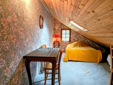 Maison traditionnelle en pierre avec dépendances dans hameau à LANVEOC (29)