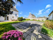 Maison familiale aux beaux volumes avec dépendance atelier/double garage à PLOUDANIEL (29)