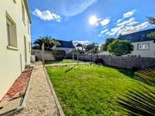 Maison en impasse, beaux volumes, rez de chaussée à aménager, grand garage, à GUIPAVAS (29)