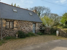 Maison traditionnelle en pierre avec dépendances dans hameau à LANVEOC (29)