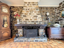Maison traditionnelle en pierre avec dépendances dans hameau à LANVEOC (29)
