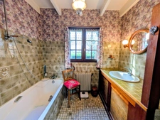 Maison traditionnelle en pierre avec dépendances dans hameau à LANVEOC (29)