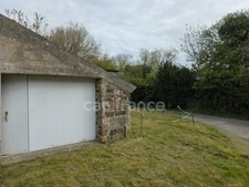 Maison traditionnelle en pierre avec dépendances dans hameau à LANVEOC (29)