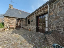 Maison traditionnelle en pierre avec dépendances dans hameau à LANVEOC (29)