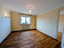 Maison familiale aux beaux volumes avec dépendance atelier/double garage à PLOUDANIEL (29)