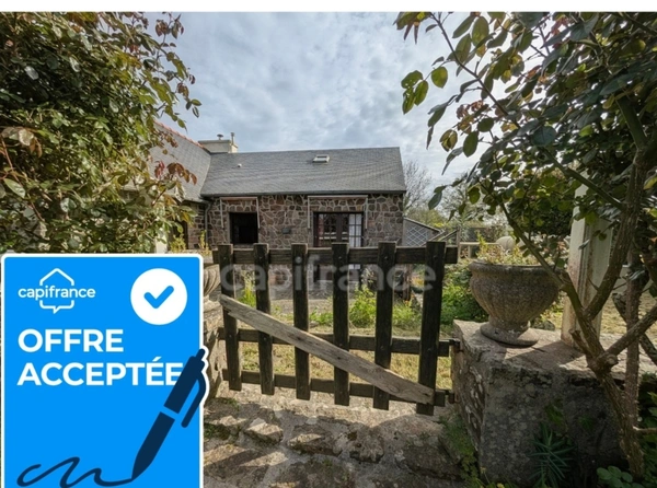 Maison traditionnelle en pierre avec dépendances dans hameau à LANVEOC (29)