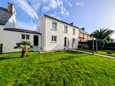 Maison en impasse dans quartier résidentiel, rez de chaussée à aménager, grand garage, à GUIPAVAS (29)
