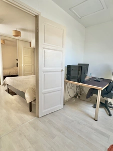 BREST, PLACE DD STRASBOURG, RARE, APT T2, BAIGNOIRE, GARAGE, CAVE, FAIBLES CHARGES, DERNIER ETAGE